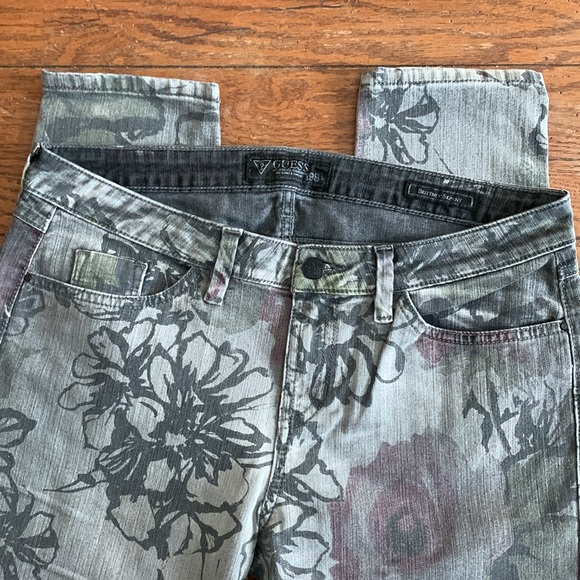 Brittney Skinny jeans by Guess. - Picture 3 of 11